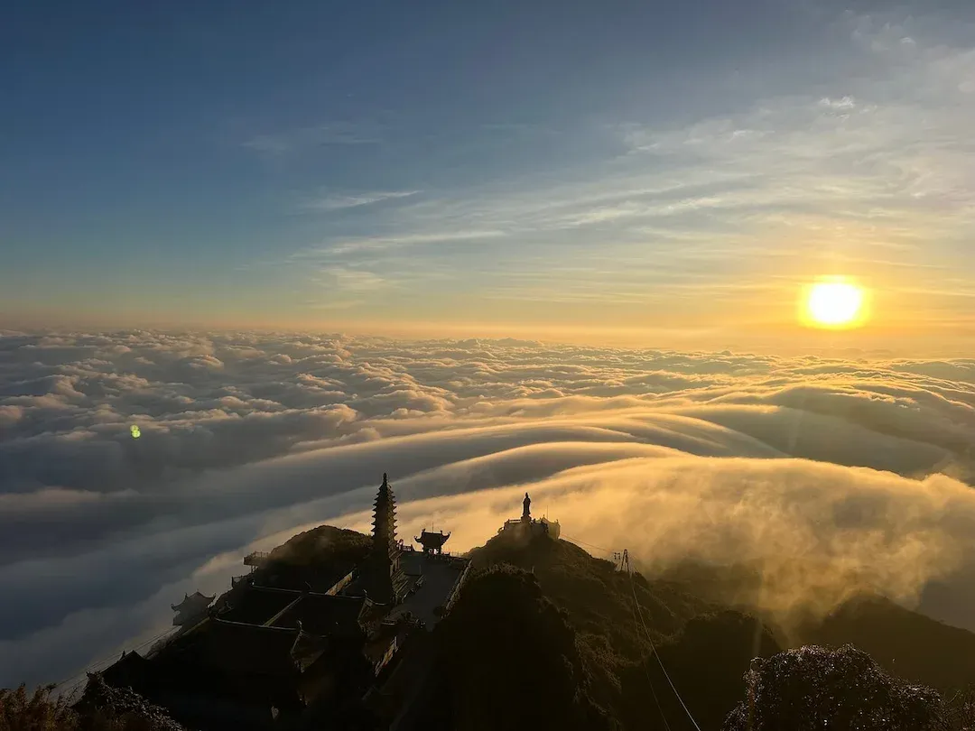 Fansipan Mountain of Sapa Is Just Majestic With Clouds Everywhere