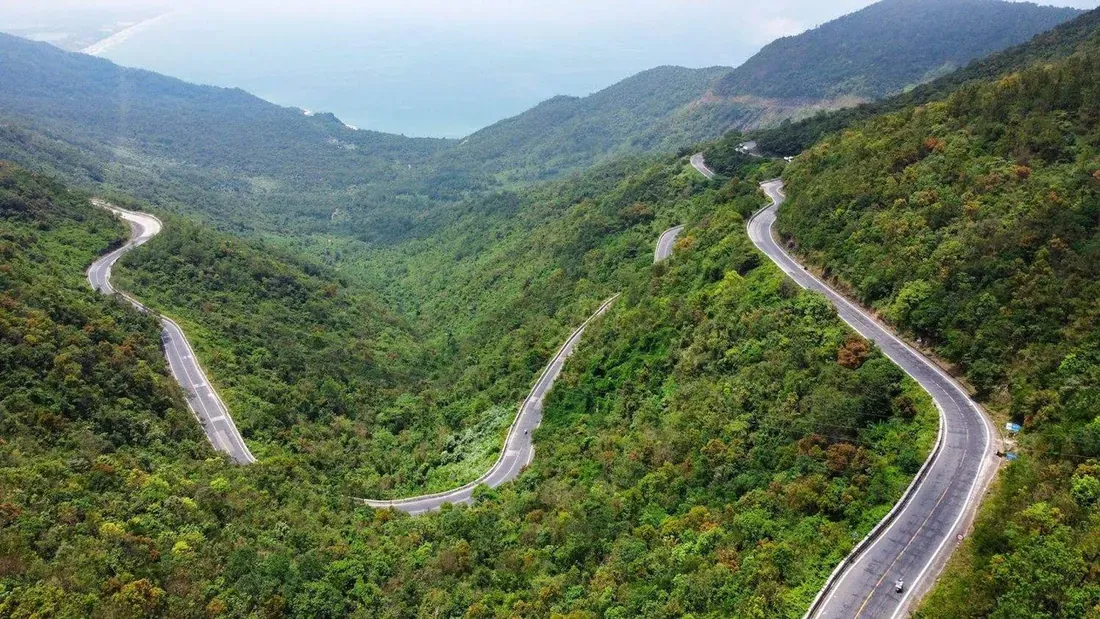 hai van pass by train which side to sit on times cost
