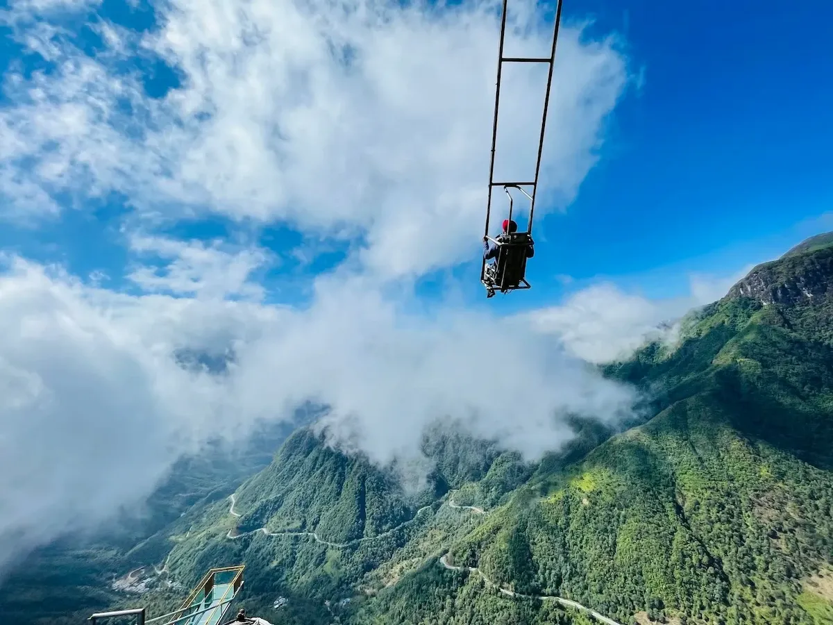 Trò chơi xích đu tử thần tại Cầu Kính Rồng Mây
