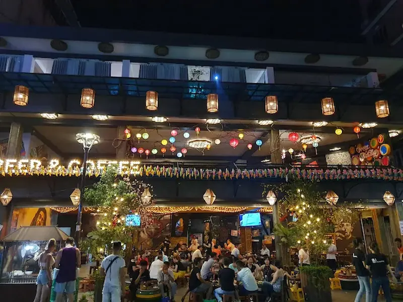 בית קפה רחוב בהואה בשעות הערב