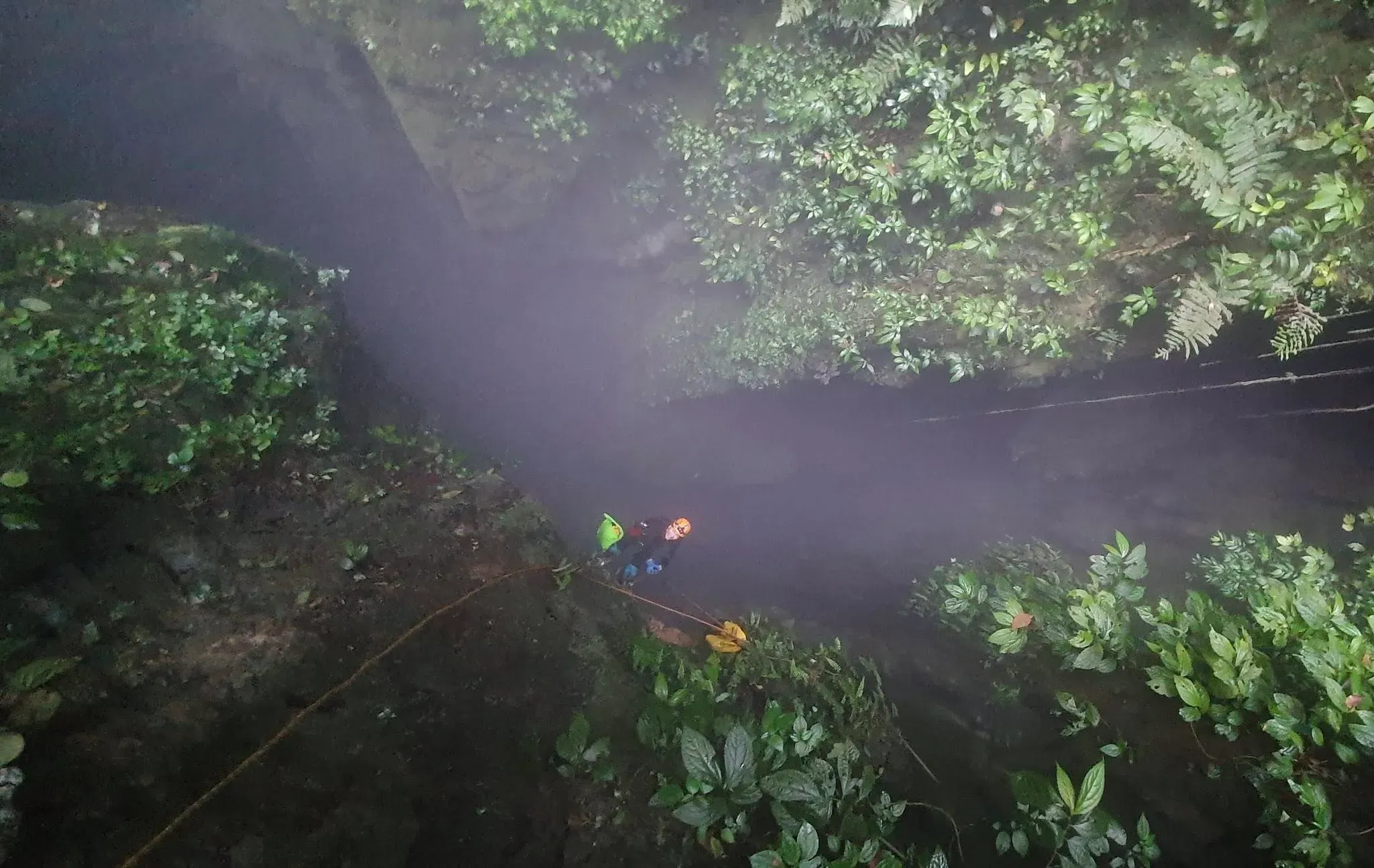 Đoàn thám hiểm đu dây xuống hố sụt trong hang Chả Nghéo