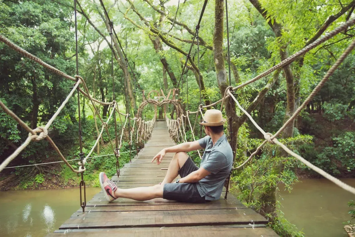 chàng trang ngồi trên cầu tình yêu ở ozo park quảng bình