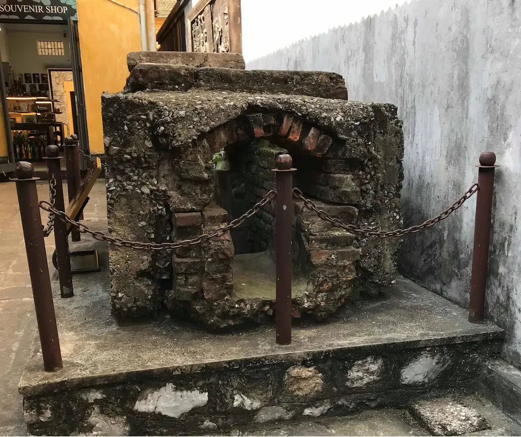 Đường cống ngầm tại Nhà tù Hỏa Lò