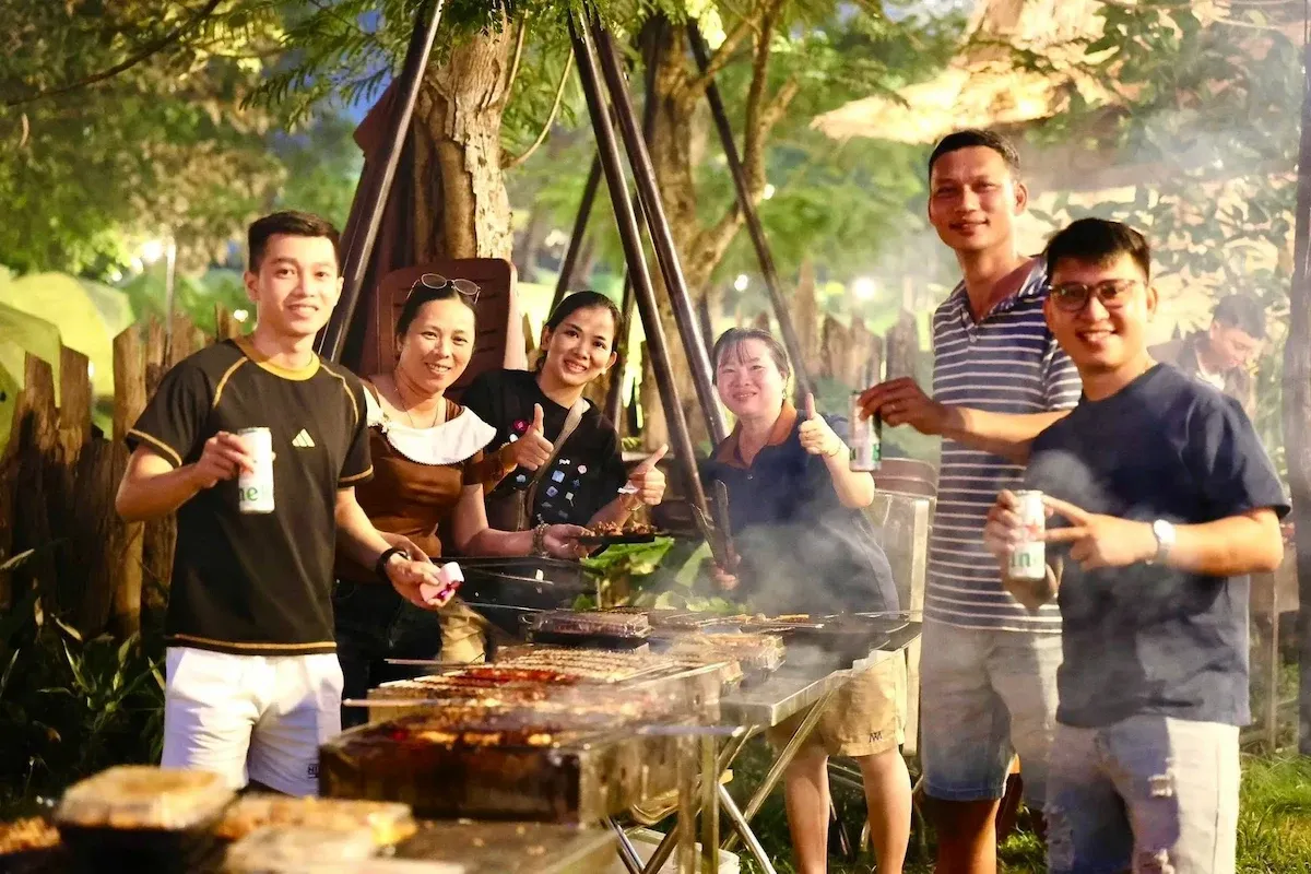 Nướng BBQ cùng bạn bè giữa không gian thoáng mát tại Bạch Mã Village