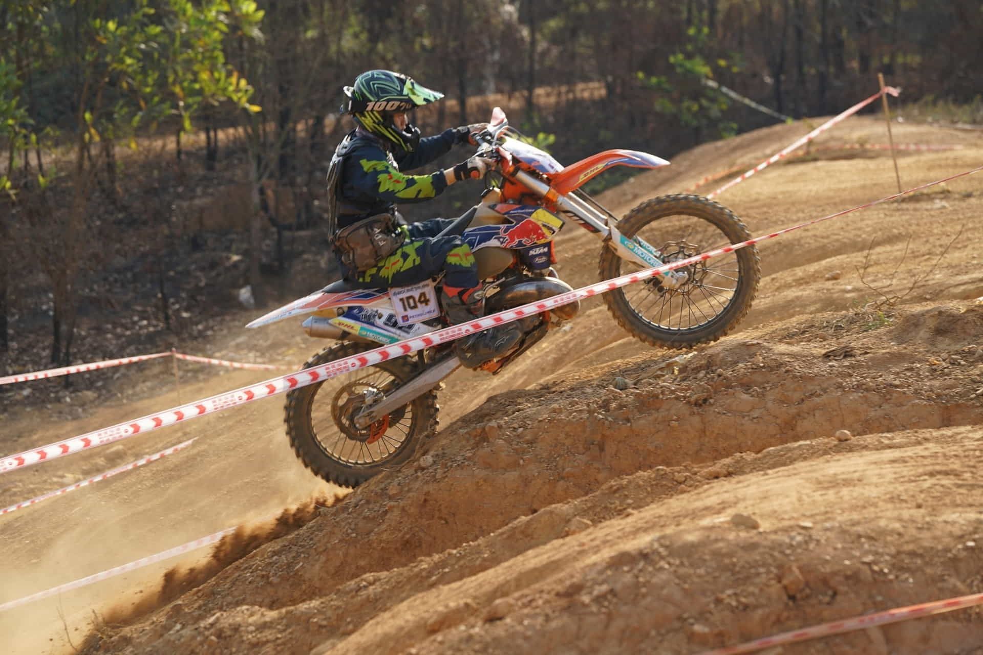 chàng trai đua mô tô địa hình