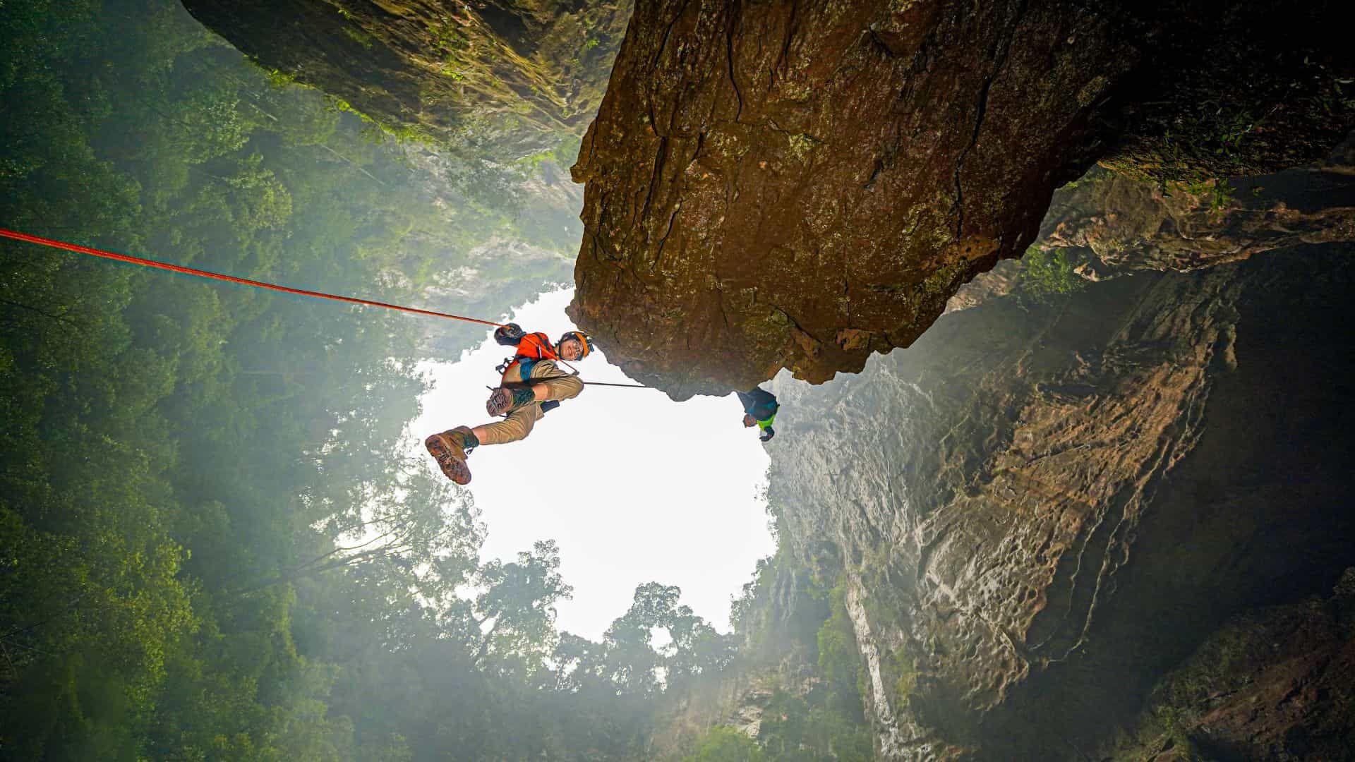 hoạt động đu dây trong tour khám phá hệ thống hang hổ của jungle boss