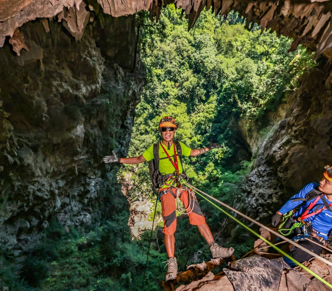 Đu dây absseiling ở hố sụt Kong