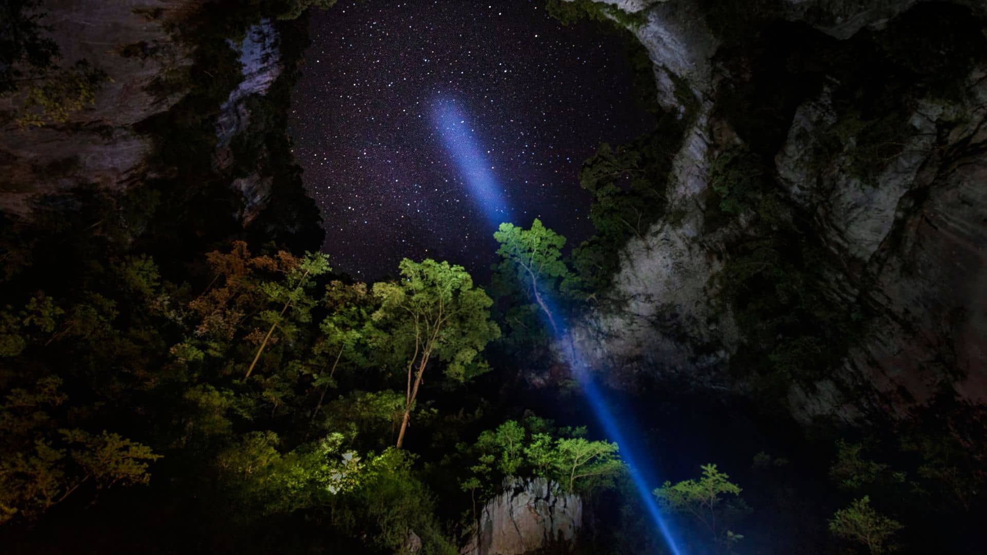 Mảnh trời nhìn từ đáy Hố Sụt