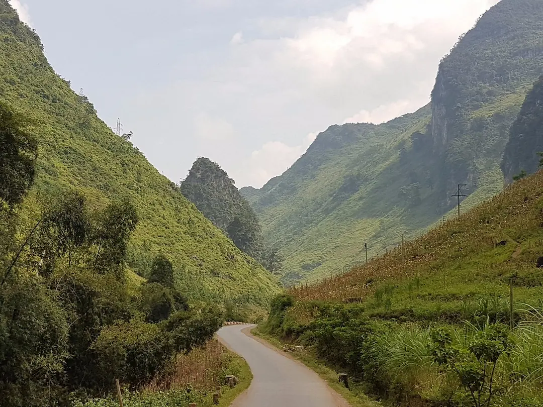 Bergstrasse durch Karstfelsen über einem Flusstal in Nordvietnam